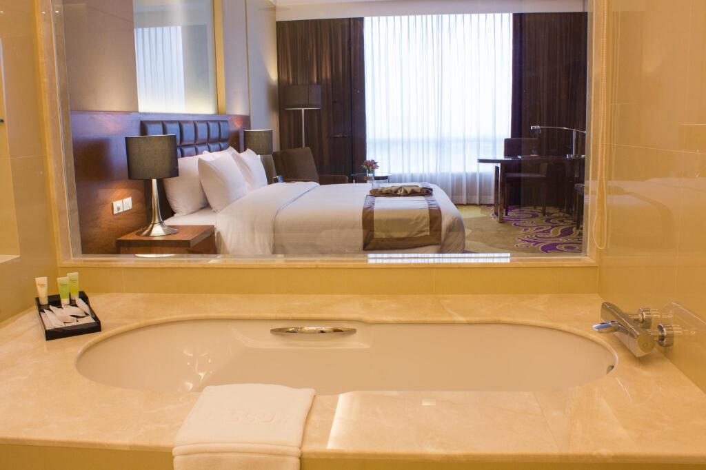 Deluxe suite The Grand Fourwings Convention Hotel Bangkok