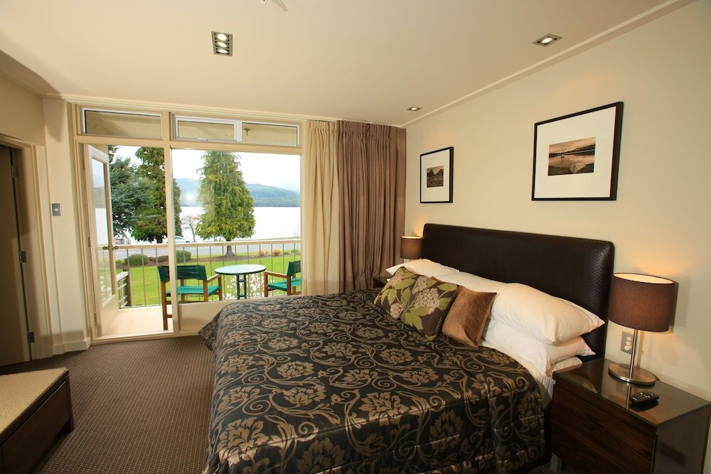 Люкс Deluxe с видом на озеро Distinction Te Anau Hotel & Villas