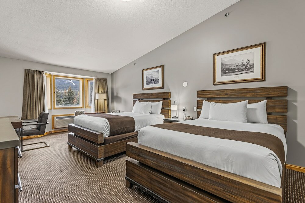 Standard Quadruple room with mountain view Canmore Rocky Mountain Inn