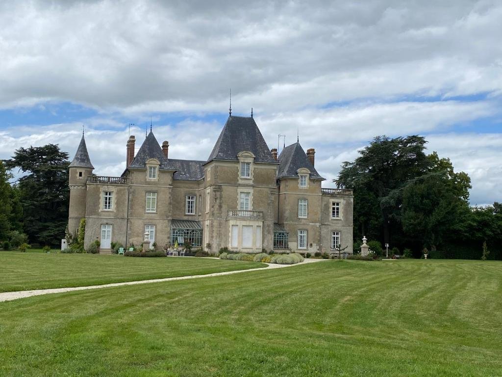 Апартаменты Château de St-fulgent, gîte La Tour