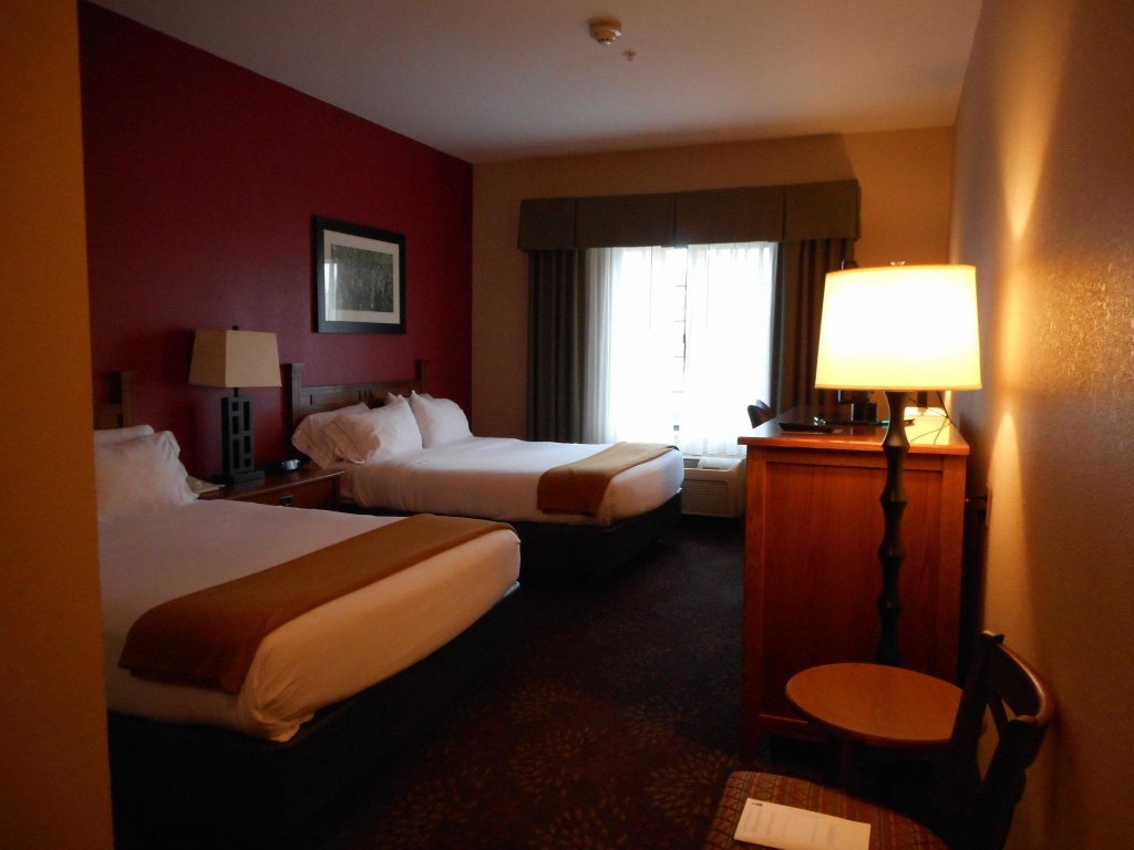 Четырёхместный номер Standard Holiday Inn Express Hocking Hills-Logan, an IHG Hotel