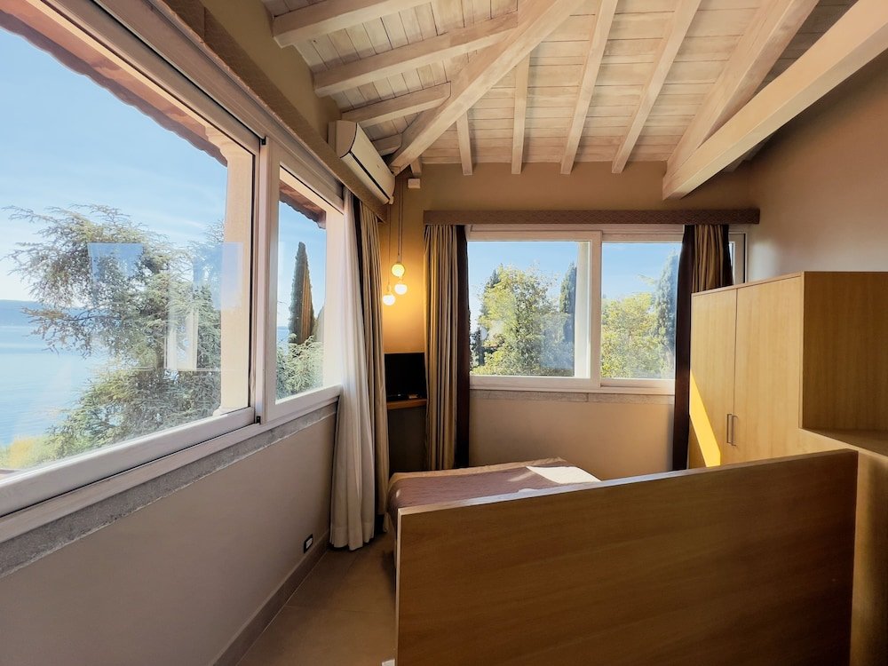 Standard Double Attic room with lake view Hotel Villa Maria Au Lac