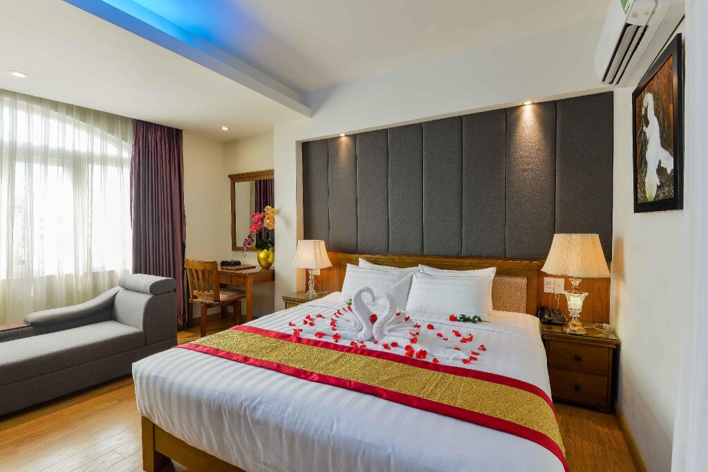 Кровать в общем номере Saigonciti Hotel A