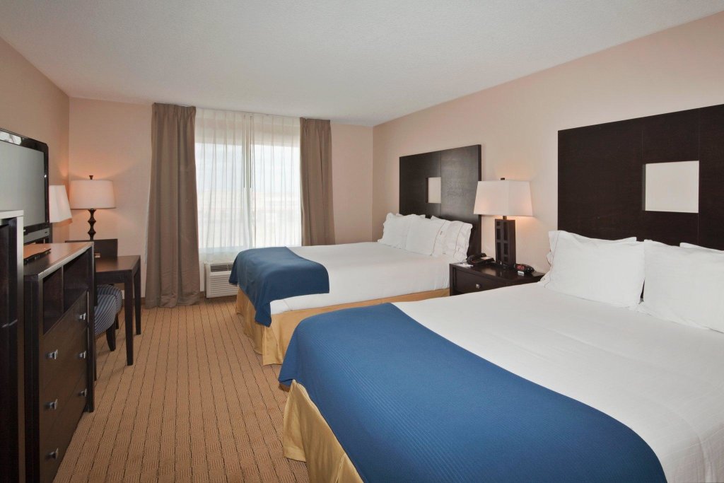 Четырёхместный номер Standard Holiday Inn Express Hotel & Suites Albuquerque Airport, an IHG Hotel