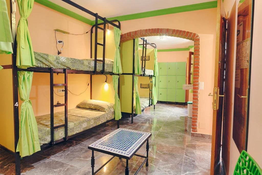 Кровать в общем номере Charming Nerja Hostel