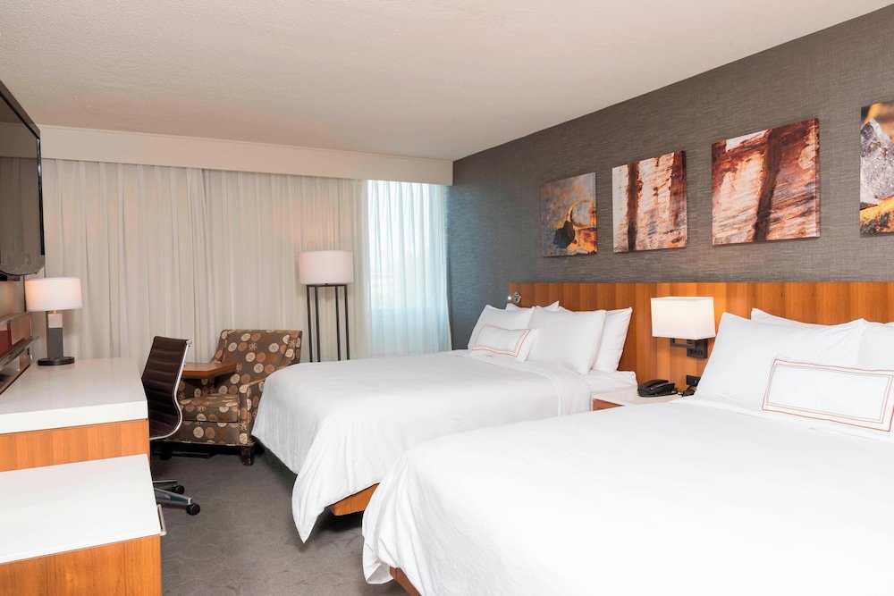 Четырёхместный номер Standard Delta Hotels by Marriott Grand Rapids Airport