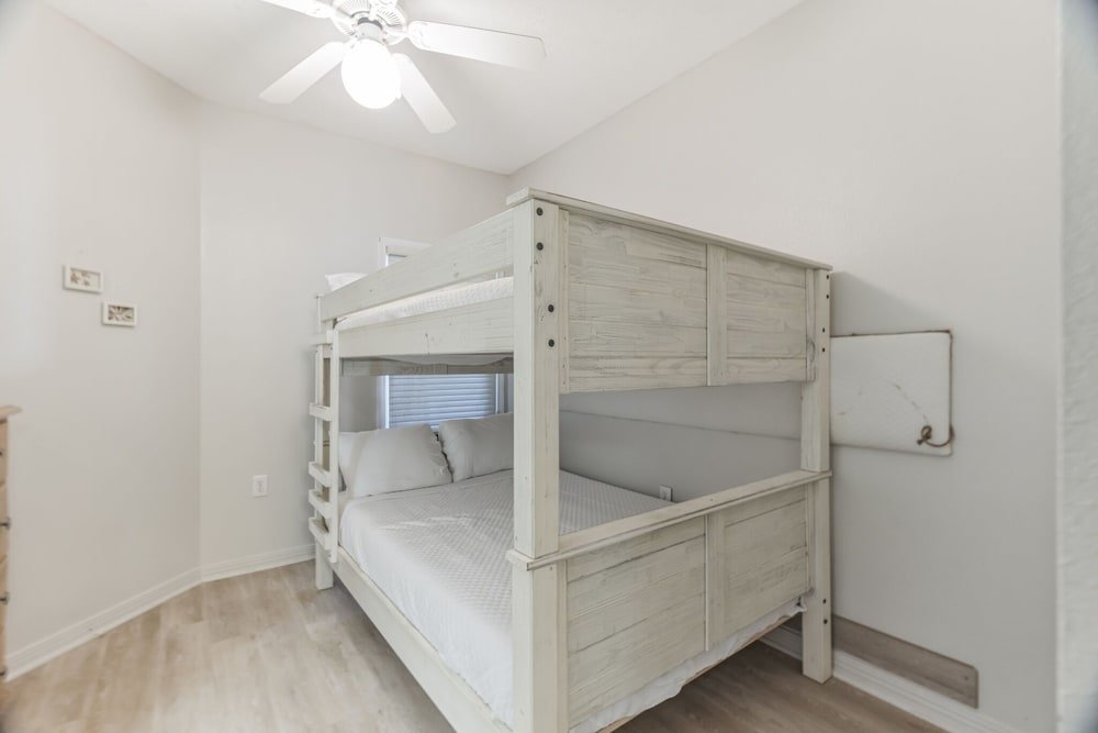 Camera Standard Stunning Oceanfront Condo With Resort Amenities 3 Bedroom Condo by RedAwning