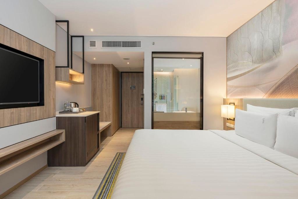 Двухместный номер Premium с балконом и с видом на бассейн Holiday Inn Resort Krabi Ao Nang Beach, an IHG Hotel