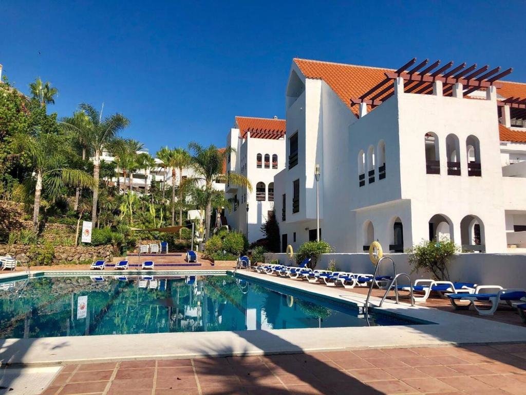 Apartamento La Buena Vida Holiday Homes - Luxury, modern & spacious, 2 bedroom duplex, townhouse with full kitchen, and three pools in the community, 3 min drive or 13 min walk to Puerto Banus