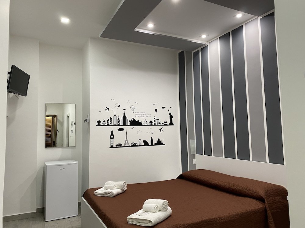 1 Bedroom Economy Quadruple room IN CENTRO ROOMS Vicino Cefalù SELF-CHEK-IN