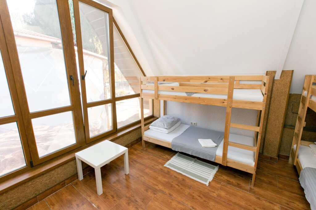 Кровать в общем номере мансарда Гостиница Ривьера