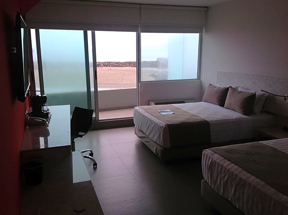 Четырёхместный номер Standard с балконом Hotel Punta Azul
