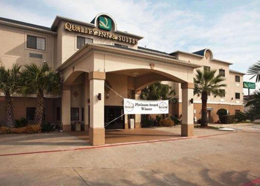 Номер Standard Quality Inn & Suites Near University
