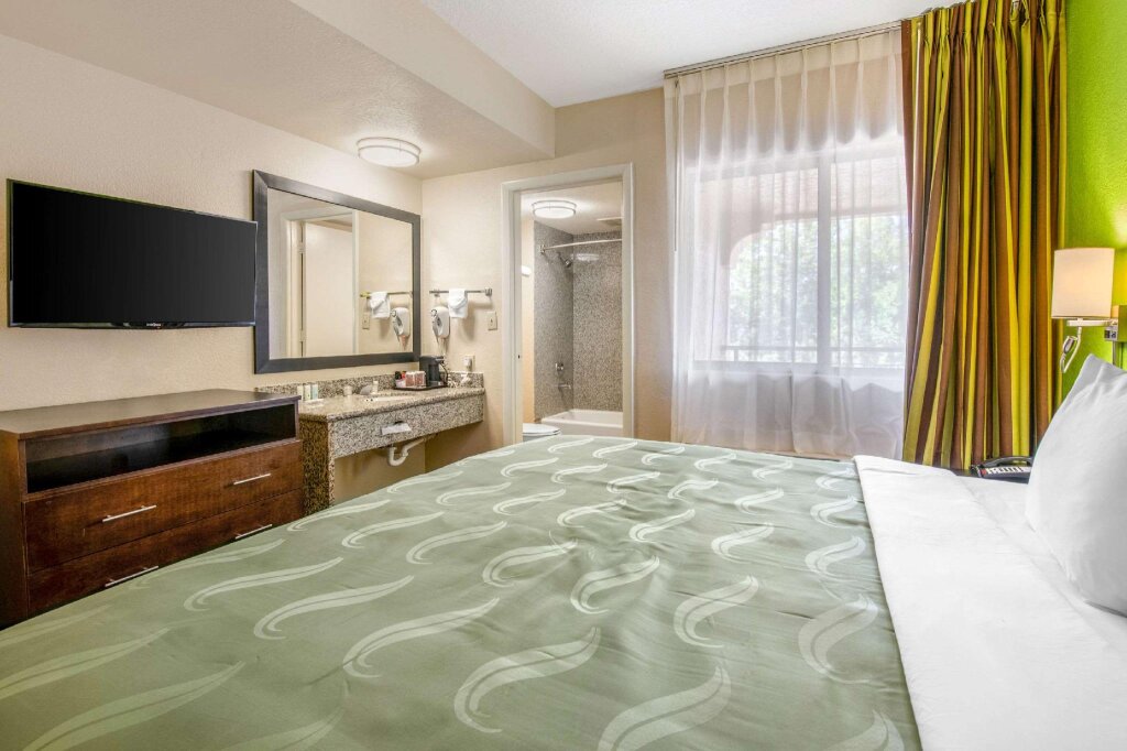 Suite 1 camera da letto Quality Inn & Suites Jacksonville-Baymeadows