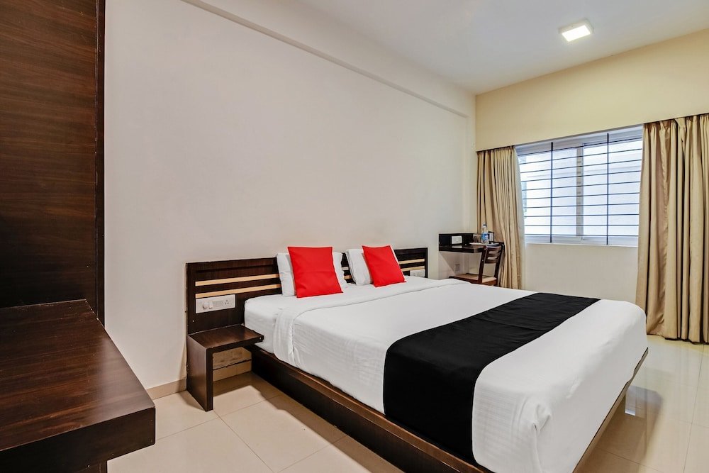 Standard Doppel Zimmer mit Balkon Collection O World Class Hotel Crescent Near Phoenix Marketcity