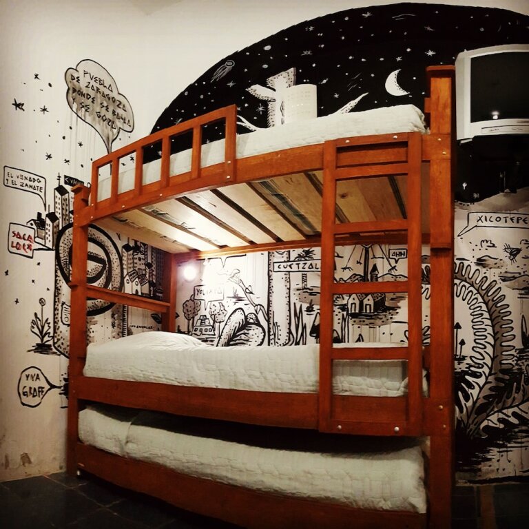 Кровать в общем номере с балконом Gente de Más Hostel