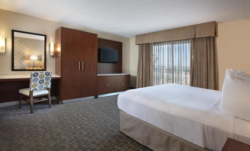 Двухместный люкс с 2 комнатами Embassy Suites by Hilton Anaheim North