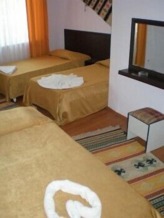 Кровать в общем номере Kale Hotel