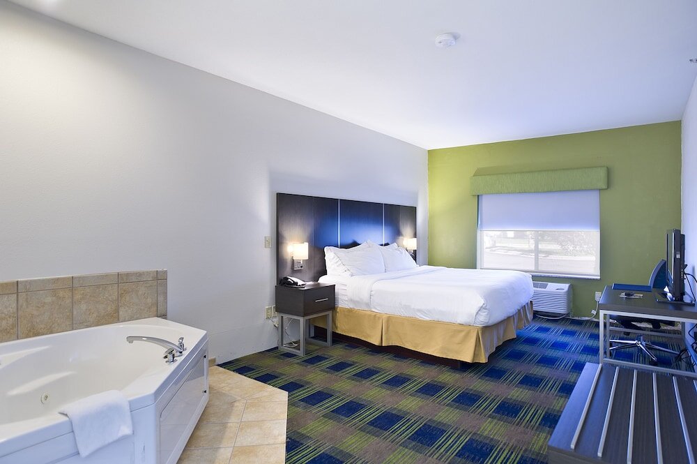Suite 1 dormitorio Holiday Inn Express & Suites Vermillion, an IHG Hotel