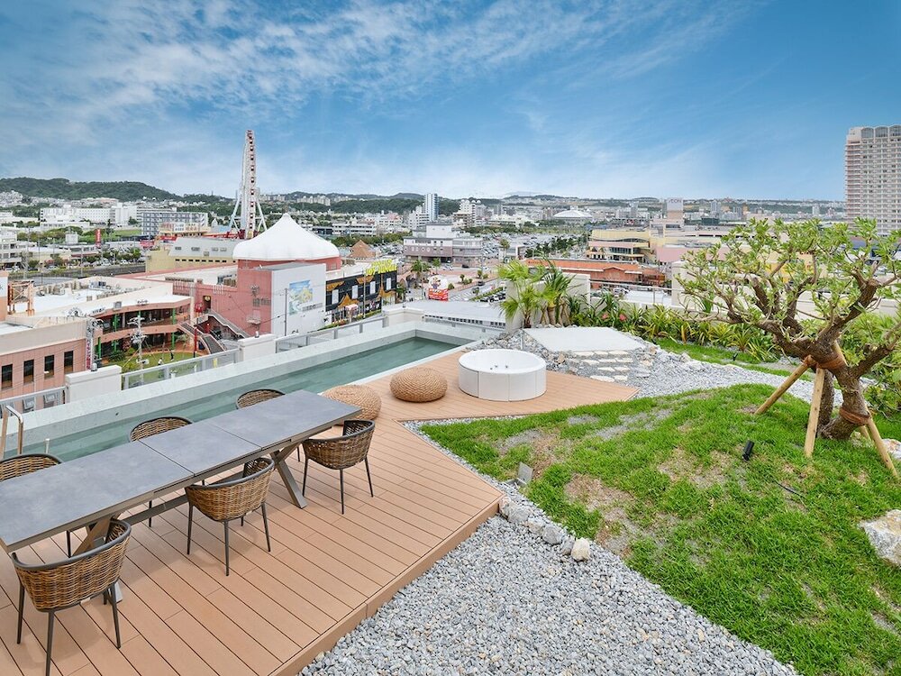 Номер Standard с балконом и с частичным видом на океан Lequ Okinawa Chatan Spa ＆ Resort