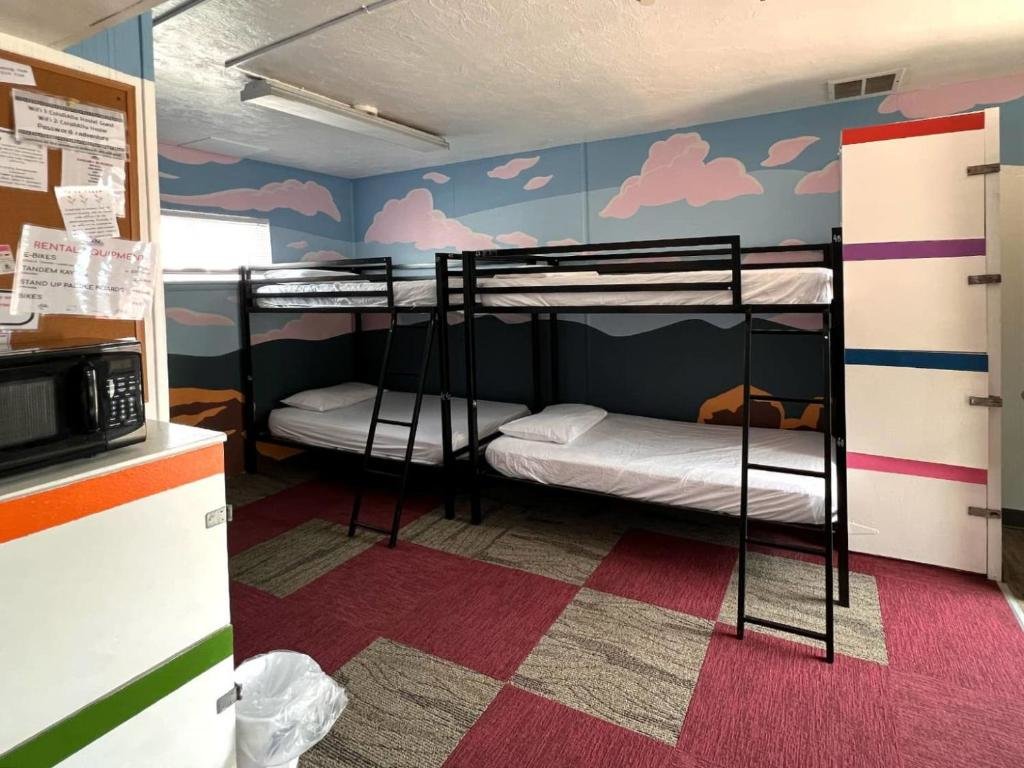 Кровать в общем номере (женский номер) ColoRADo Adventure Hostel