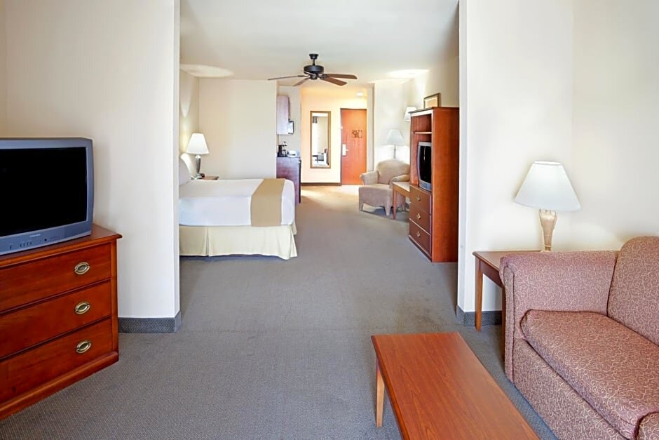 Suite Holiday Inn Express Hotel & Suites Kerrville, an IHG Hotel
