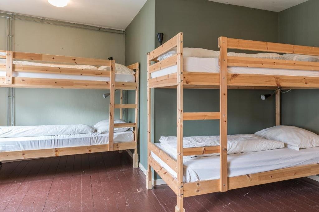 Кровать в общем номере Hostel Barbarossa