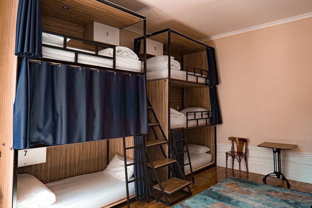 Кровать в общем номере с балконом Rosalma Hostel
