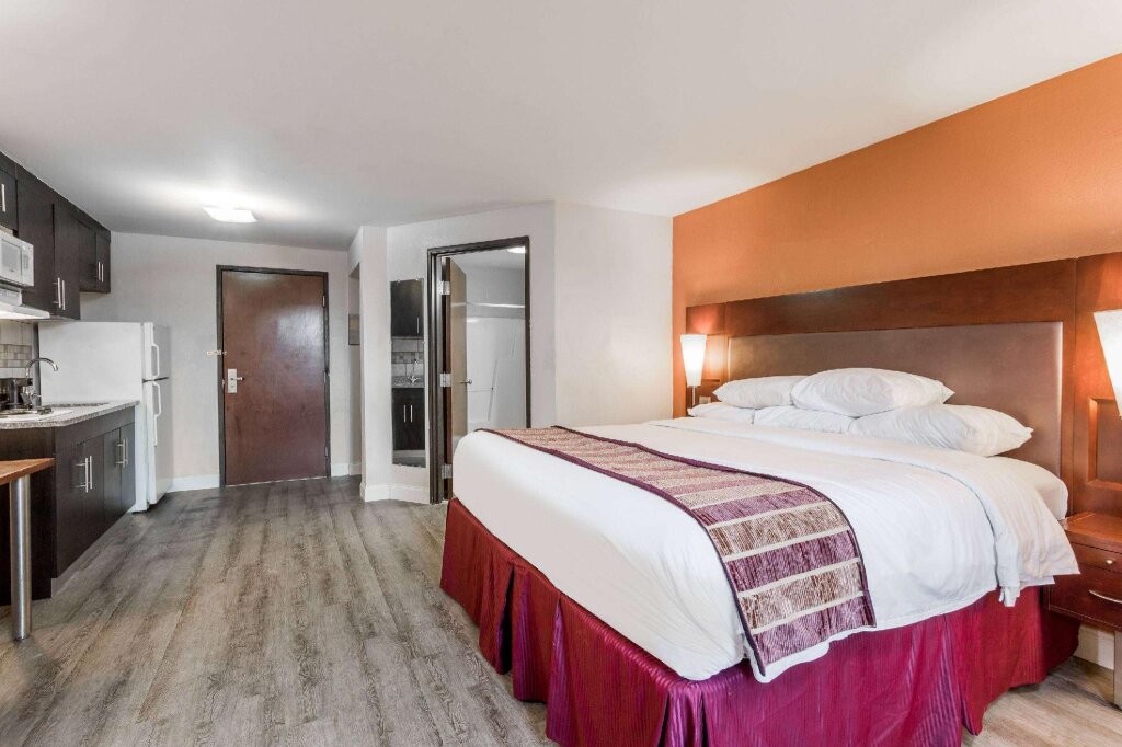 Двухместный люкс с 2 комнатами Days Inn & Suites by Wyndham Rocky Mount Golden East