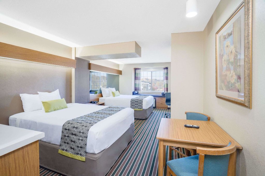 Четырёхместный люкс Microtel Inn & Suites by Wyndham Pigeon Forge