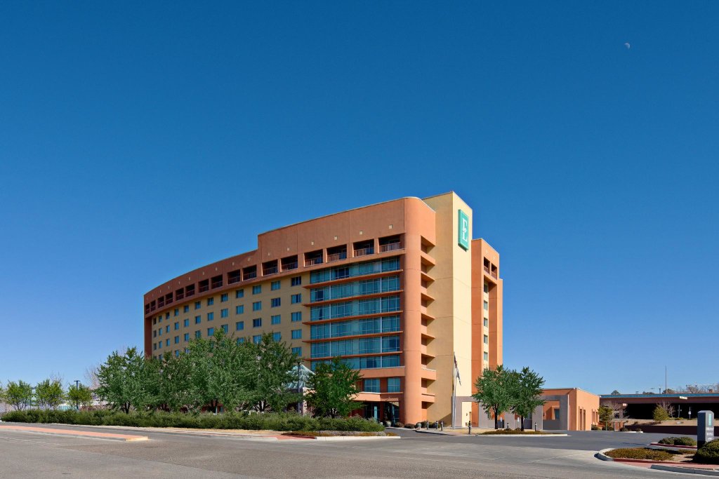 Кровать в общем номере Embassy Suites by Hilton Albuquerque