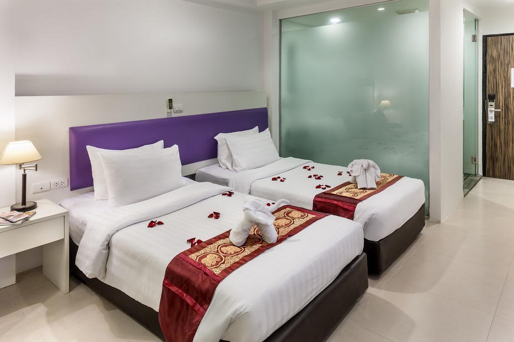 Icheck inn darisa tropicana hills patong. Бест вестерн Патонг Бич. Best Western Patong Beach 4*. Патонг Бич высокая гостиница. Высокий отель на Патонге.