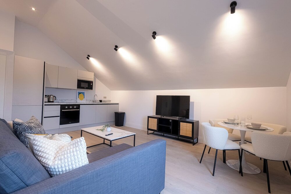 Monolocale Stylish Apartments with Balcony for upper apartments & Free Parking in a prime location - Five Miles from Heathrow Airport