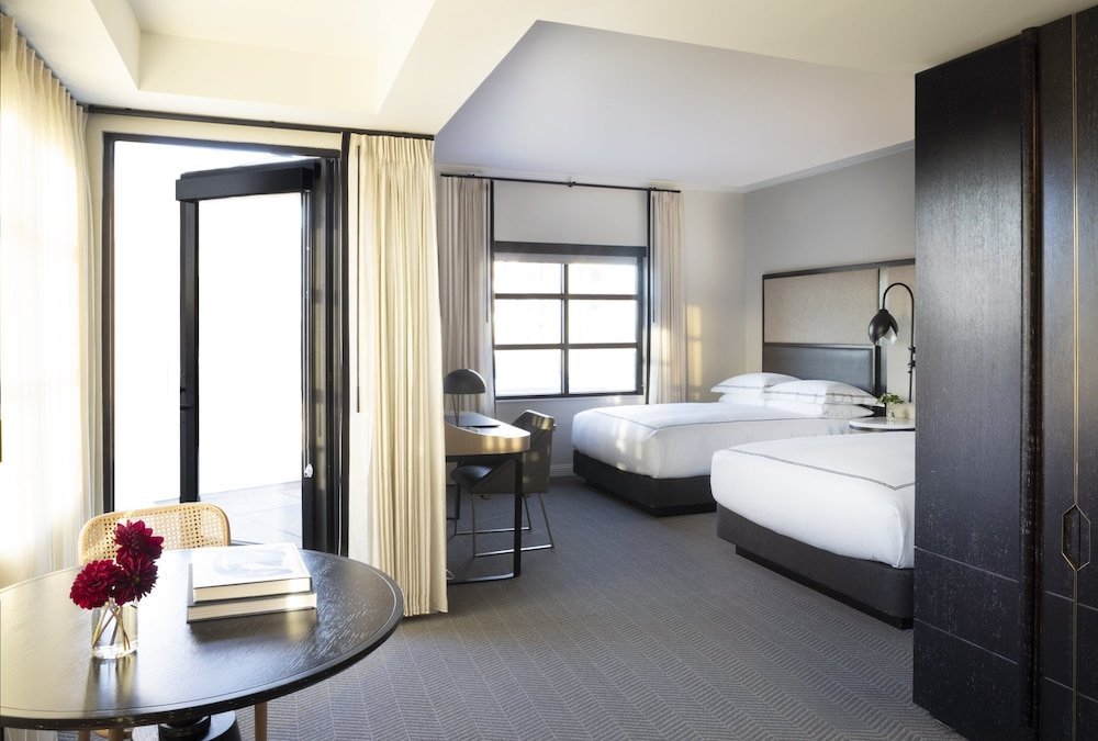 Четырёхместный номер Premium с балконом Kimpton Cottonwood Hotel, an IHG Hotel