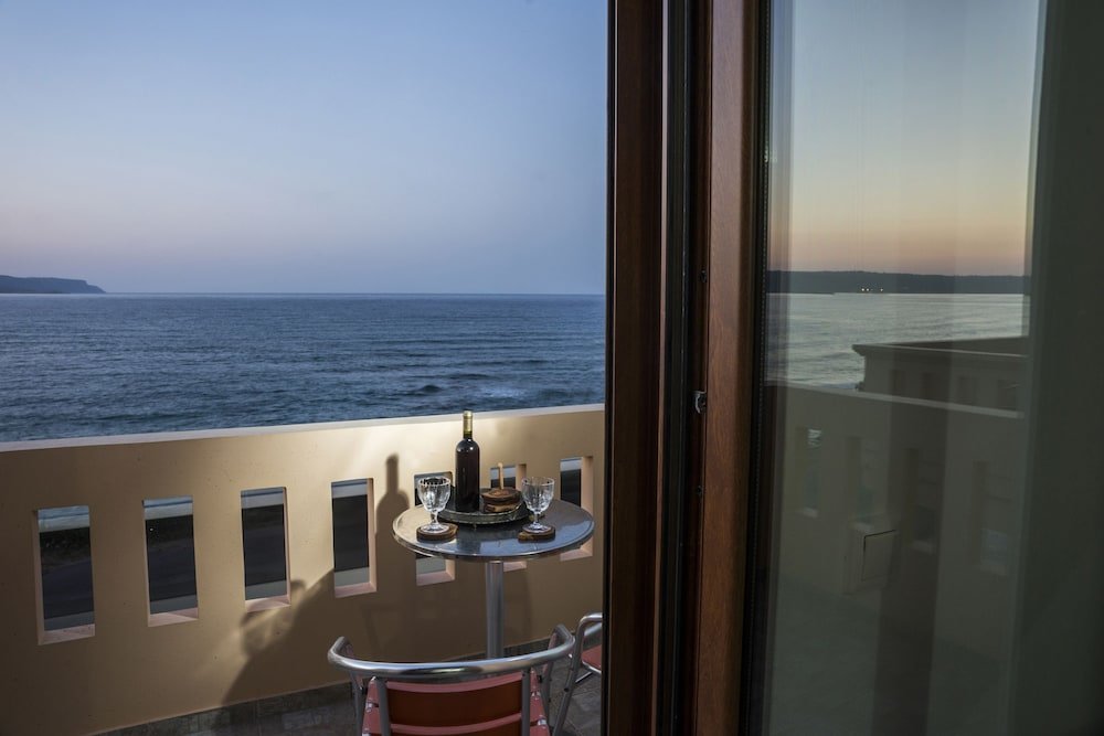 Семейные апартаменты с 2 комнатами с балконом и с видом на море Porto Kalyves Seaside Aparthotel