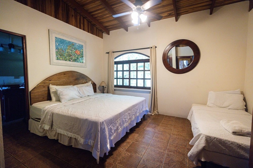 Четырёхместный номер Superior с 2 комнатами с балконом и с видом на океан Mango Moon Villa