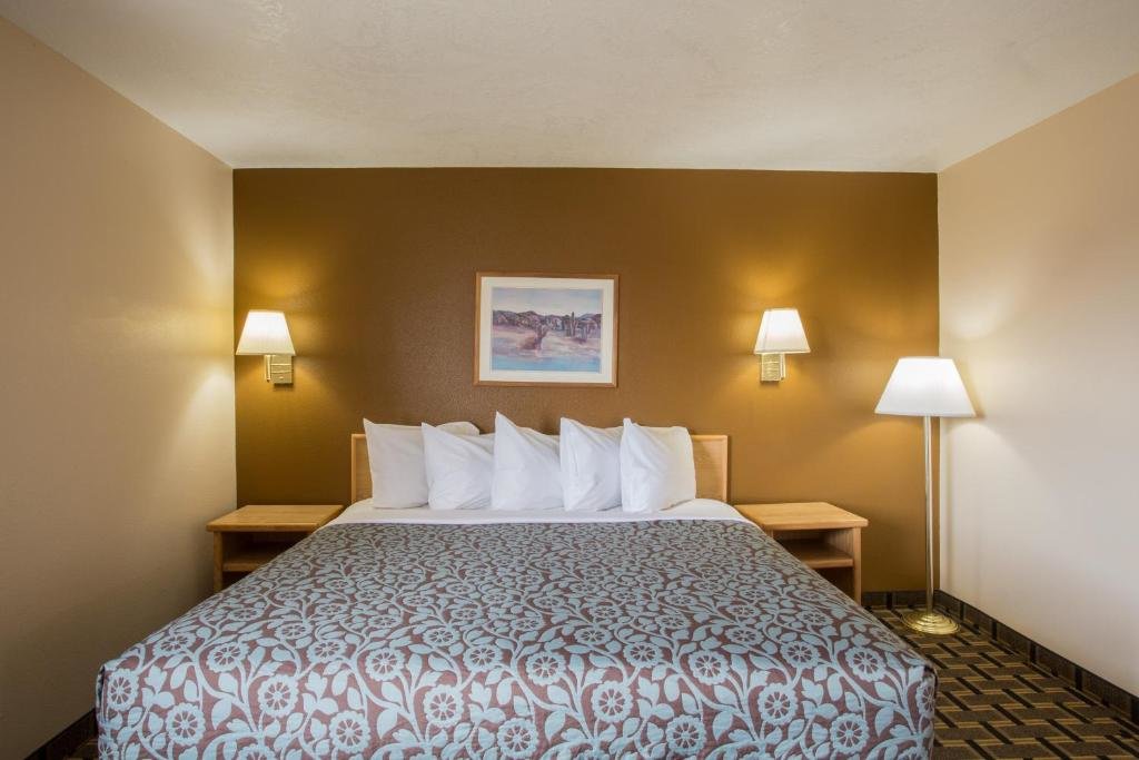 Deluxe Suite Days Inn by Wyndham Hurricane/Zion National Park Area