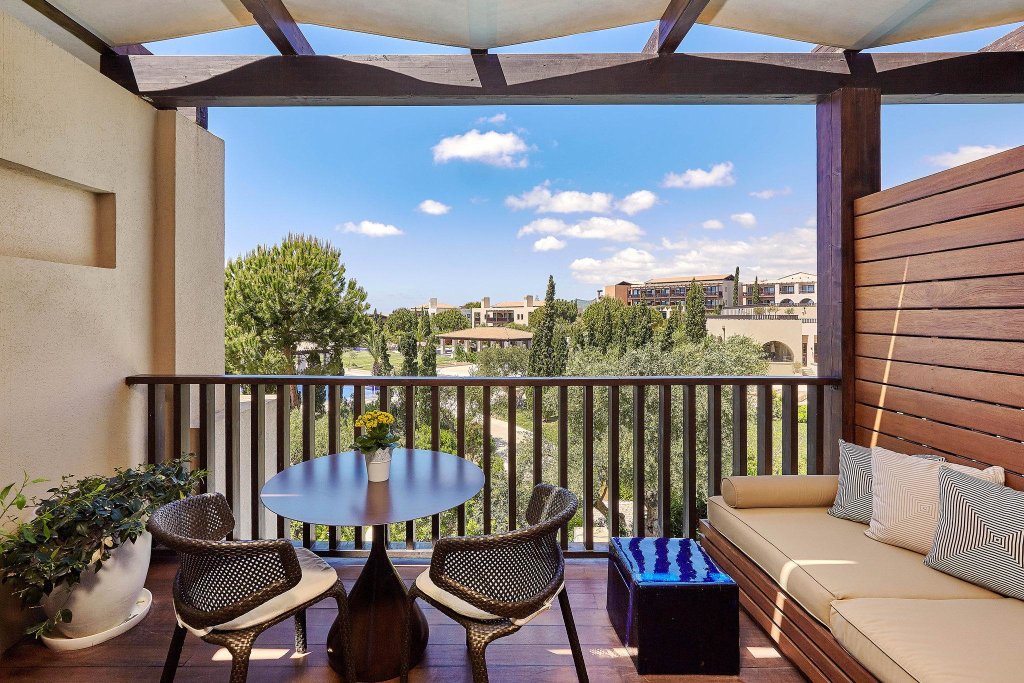 Двухместный номер Deluxe с балконом и с видом на сад The Romanos, a Luxury Collection Resort, Costa Navarino