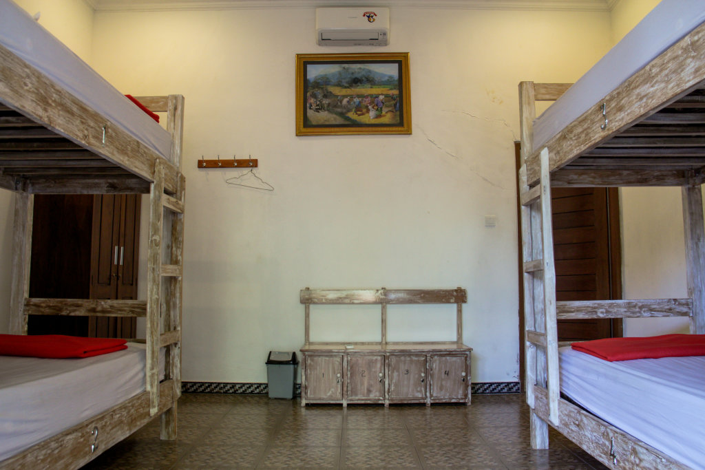 Кровать в общем номере Nyoman Guesthouse Berawa Canggu
