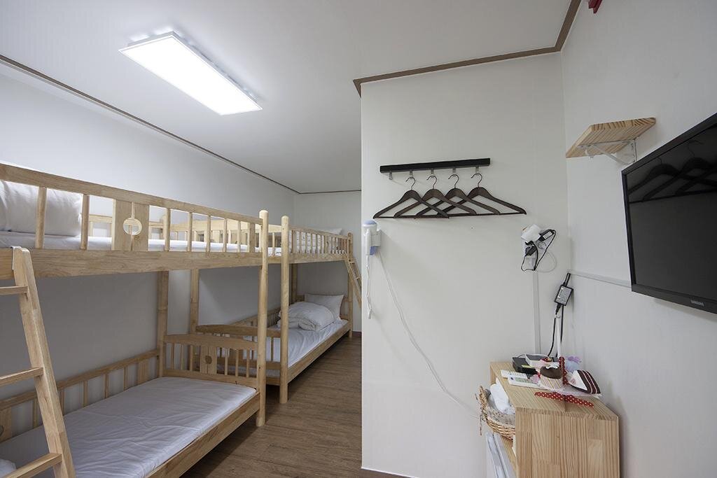 Кровать в общем номере (женский номер) Charim Guesthouse