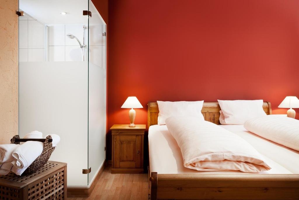 Standard Doppel Zimmer mit Seeblick Land-gut-Hotel Forellenhof