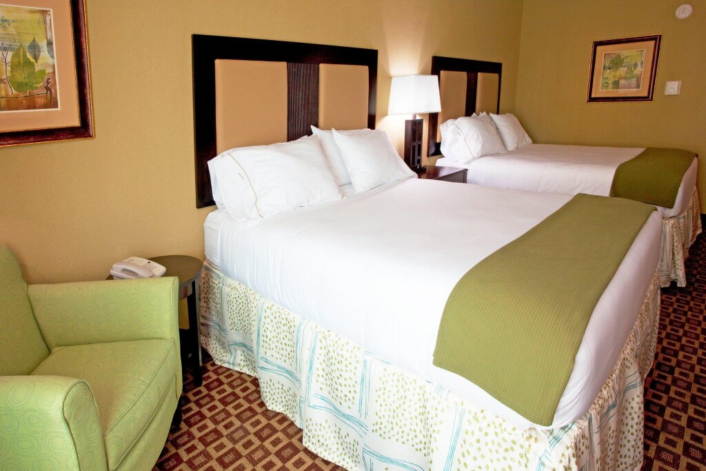 Четырёхместный люкс Holiday Inn Express Hotel & Suites Chaffee - Jacksonville West, an IHG Hotel