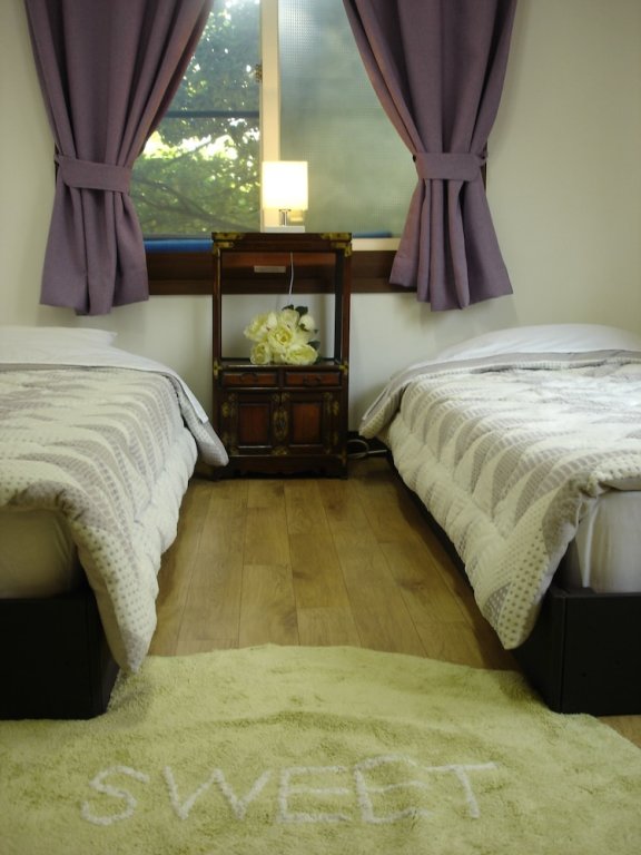 Cama en dormitorio compartido (dormitorio compartido femenino) con balcón iCOS Guesthouse 2 for Female - Hostel