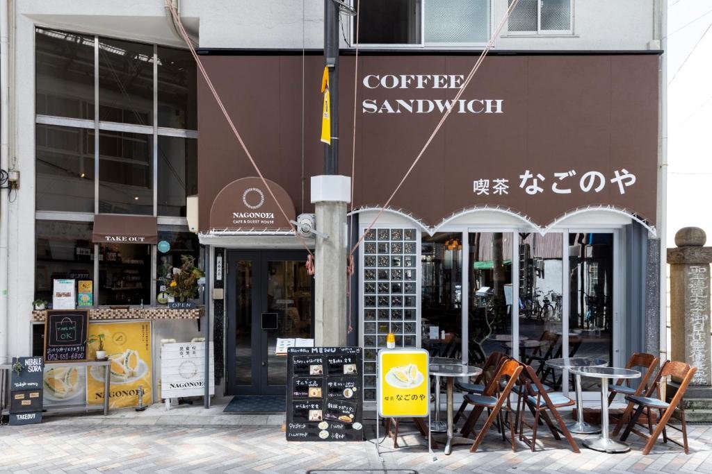 Кровать в общем номере Cafe & Guest House Nagonoya