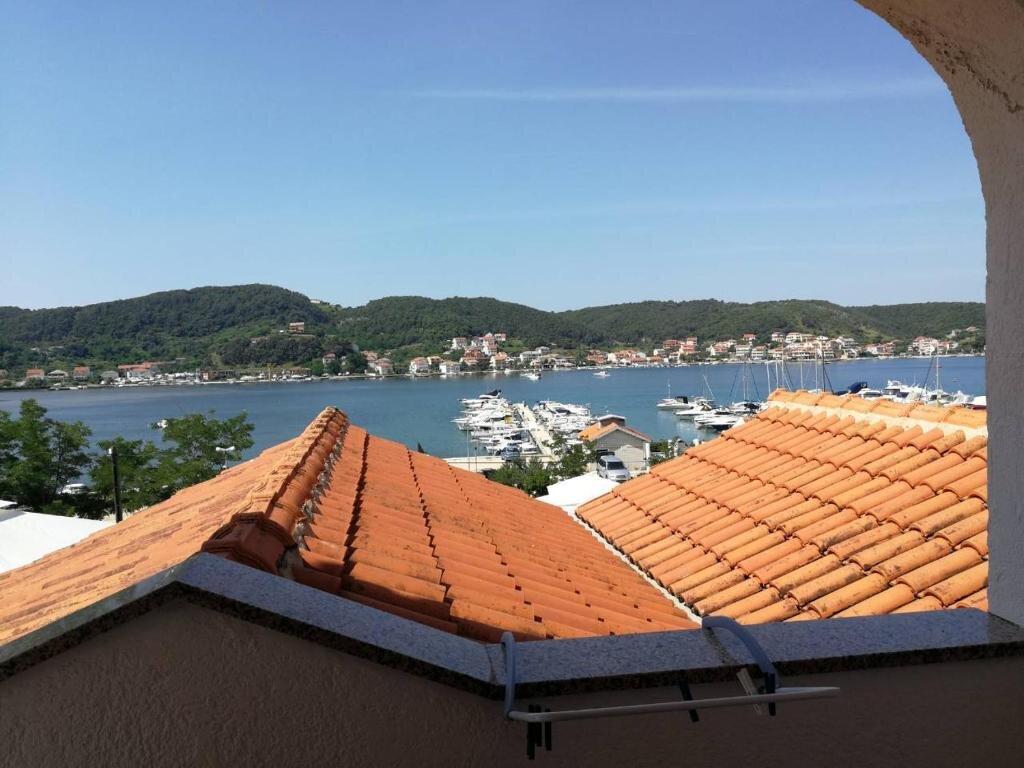 Standard Triple room with balcony and with sea view Guest House Galeb