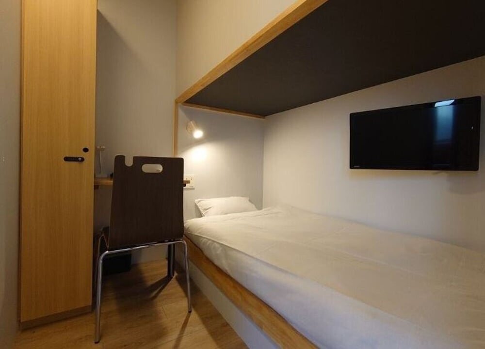 Кровать в общем номере (мужской номер) hotel atarayo osaka