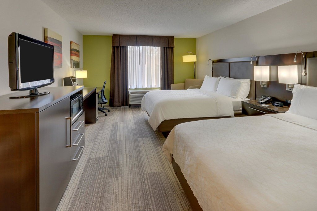 Четырёхместный номер Standard Holiday Inn Express Hotel & Suites Dayton-Centerville, an IHG Hotel