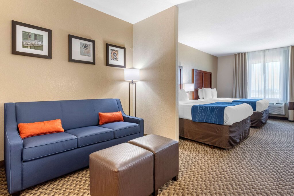 Четырёхместный люкс Comfort Inn & Suites Navasota