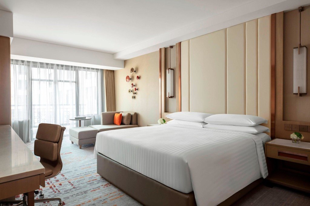 Deluxe Double room with city view Shanghai Marriott Hotel Hongqiao