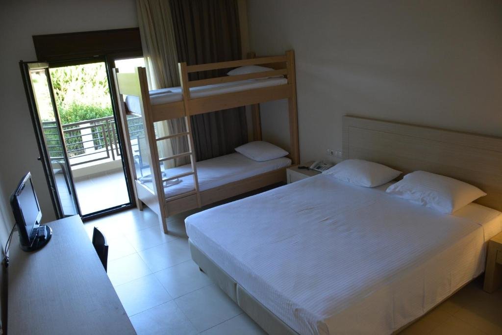 Standard Quadruple room Hotel Porto Plaza Beach Resort